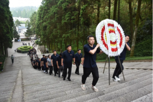 賡續(xù)井岡山精神，向革命烈士敬獻花圈